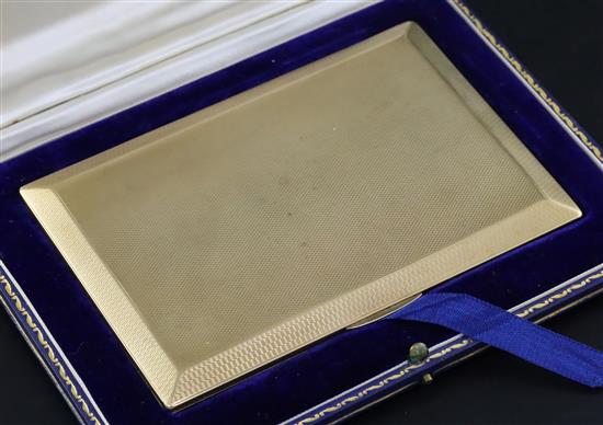 A George V engine turned 9ct gold rectangular cigarette case, by L.E. McCann, 12.7cm.